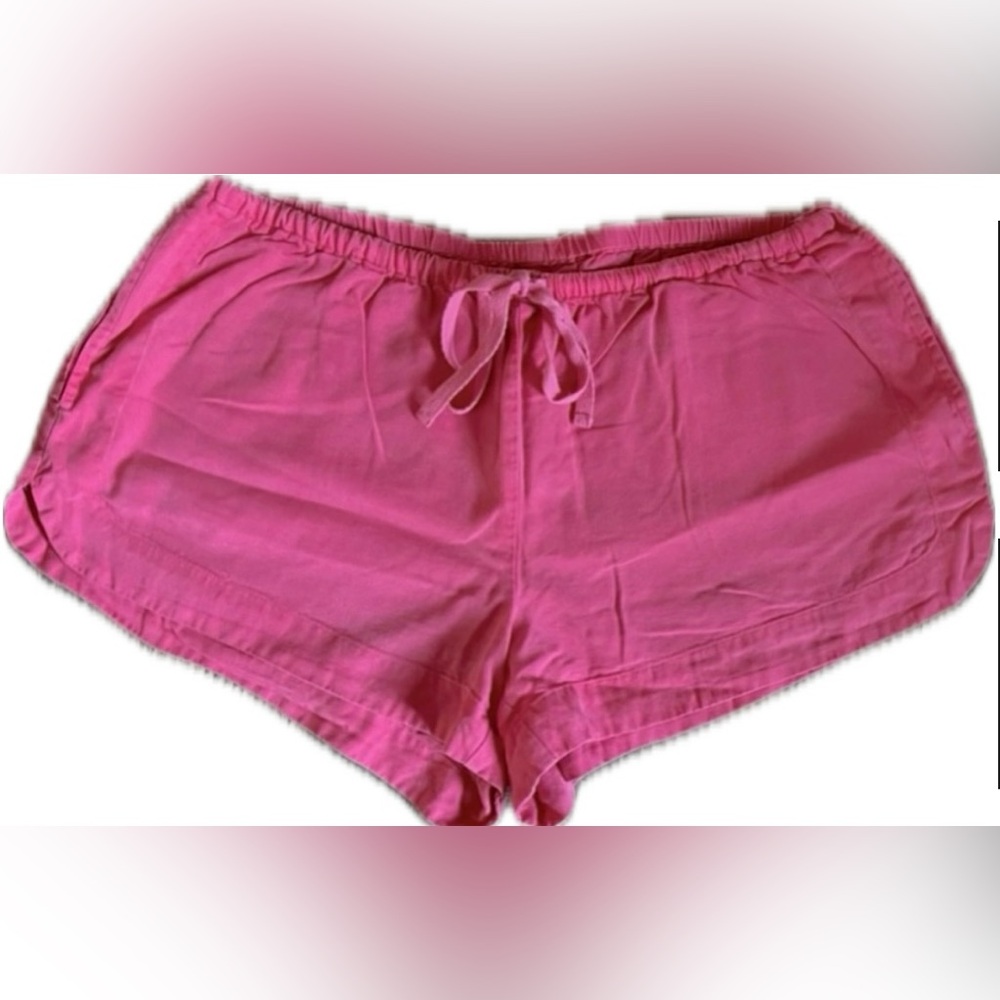 Aerie shorts with drawstring waist and side pockets. Women’s size Medium.